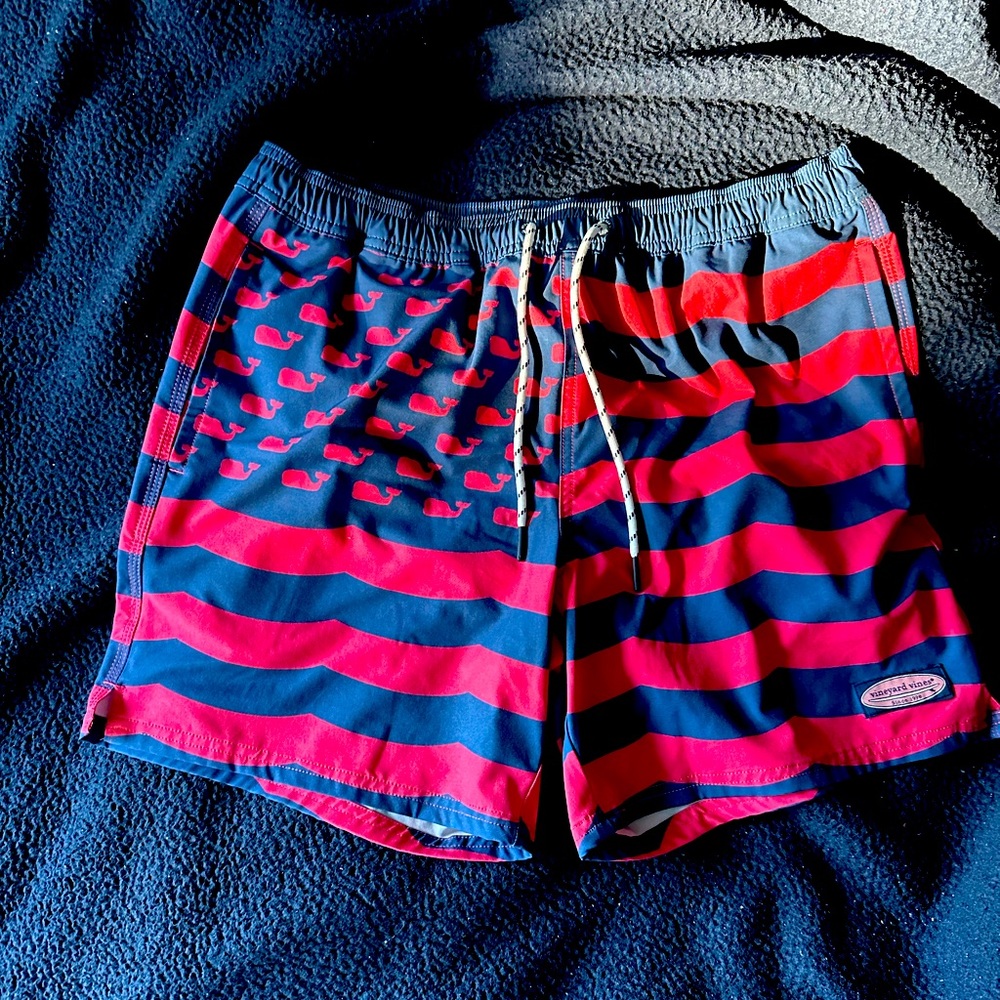 VINEYARD VINES MENS AMERICAN FLAG WHALE LOGO THEMED BATHING SUIT SIZE MEDIUM.